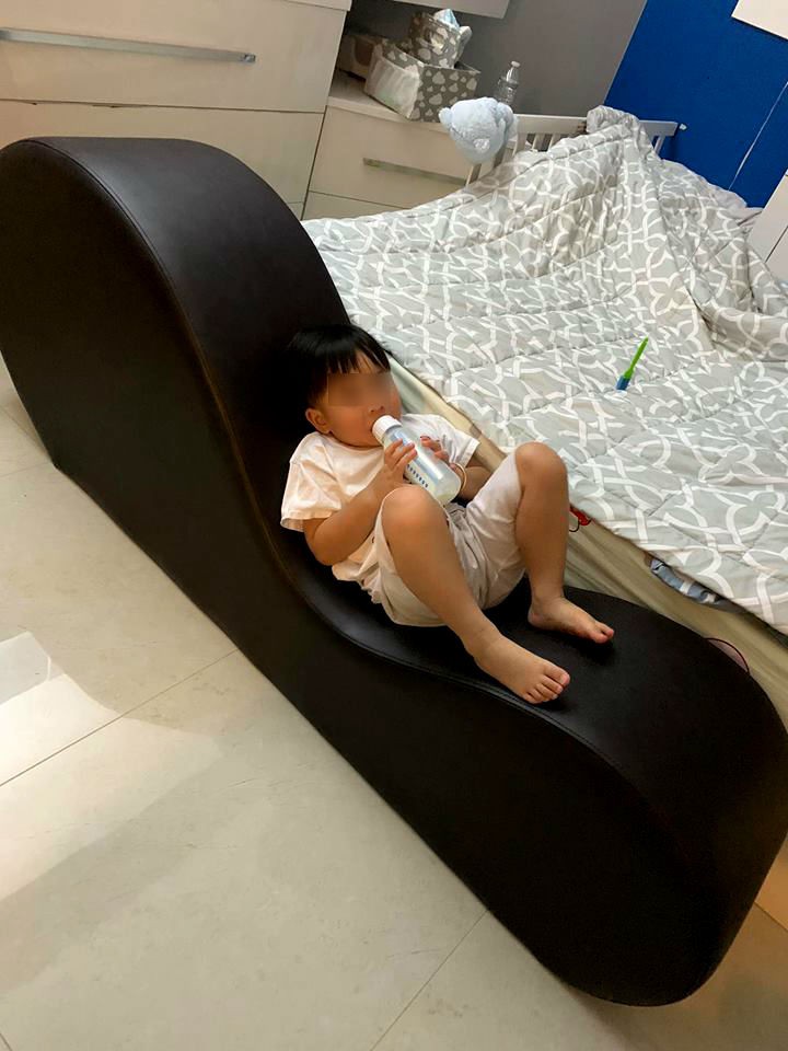 Phì cười với ông bố ranh ma mua ghế tình yêu về nhà với lý ...