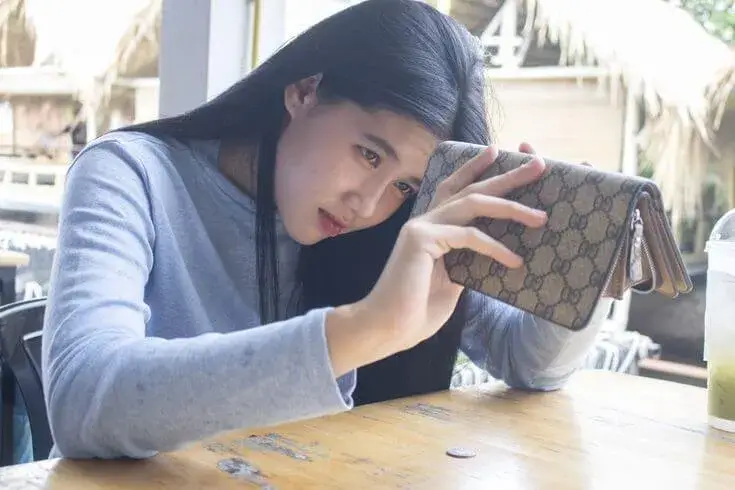 Ví rỗng kêu vang nghe mà xót xa