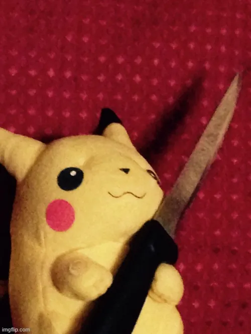 Pikachu cầm dao liếc mắt