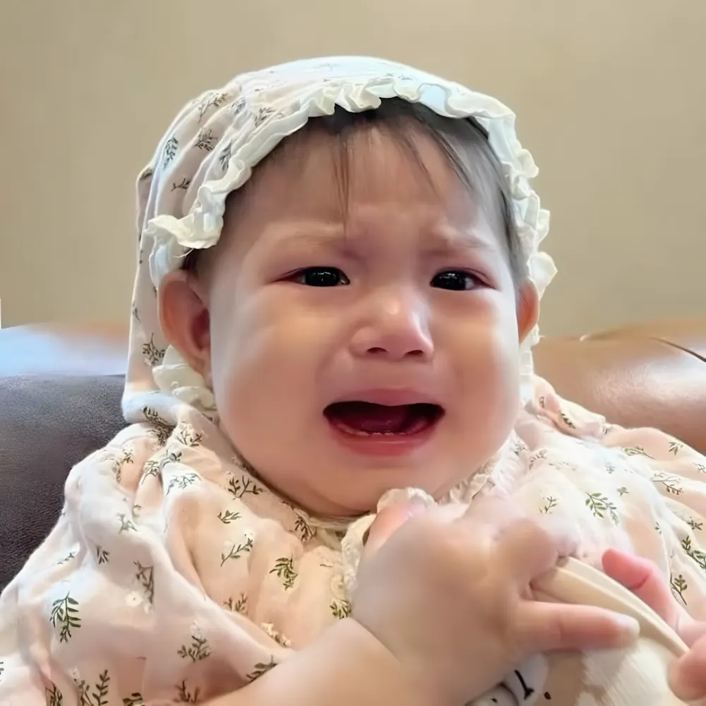 Meme buồn khóc sau khi kiểm tra số dư tài khoản.