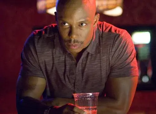 Ảnh meme James Doakes nghi ngờ khi nhìn chằm chằm