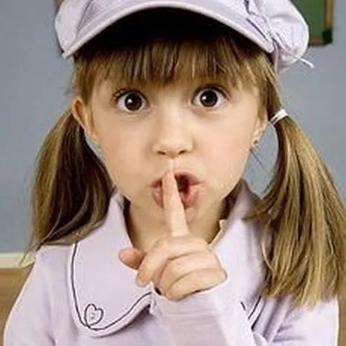 Ảnh troll bé gái khuôn mặt nhẹ nhàng, ngụ ý rõ ràng.