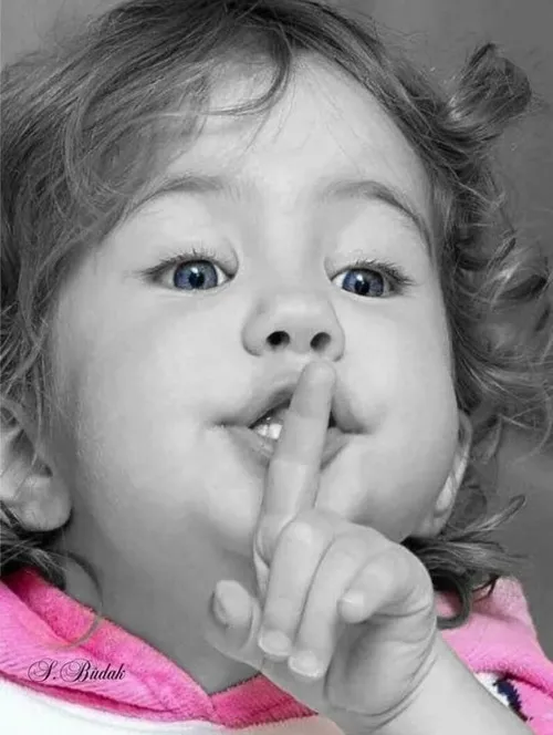 Ảnh vui khuôn mặt em bé troll đáng yêu, suỵt cực hợp trend.