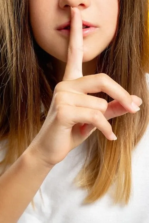 Hình chế biểu cảm suỵt nửa cười nửa nghiêm.