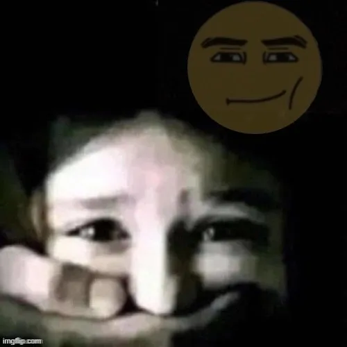 Meme suỵt đôi mắt liếc nhẹ, khuôn miệng cong duyên dáng.
