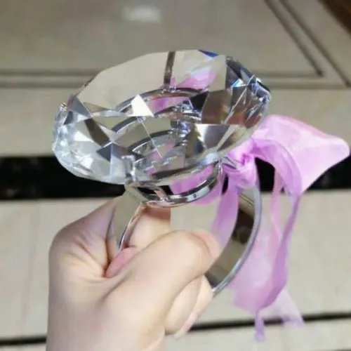 Hình troll chiếc nhẫn lấp lánh biểu tượng của cam kết