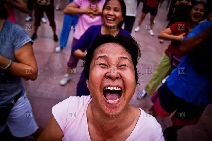 Hình chế rộn ràng bởi nụ cười haha giòn giã