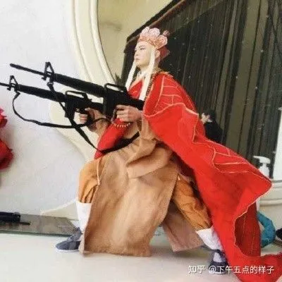 Meme hài Đường Tăng 2 tay 2 súng bắn súng troll bạn thân
