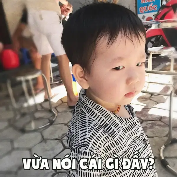 Ảnh chế em bé lườm trông đáng yêu