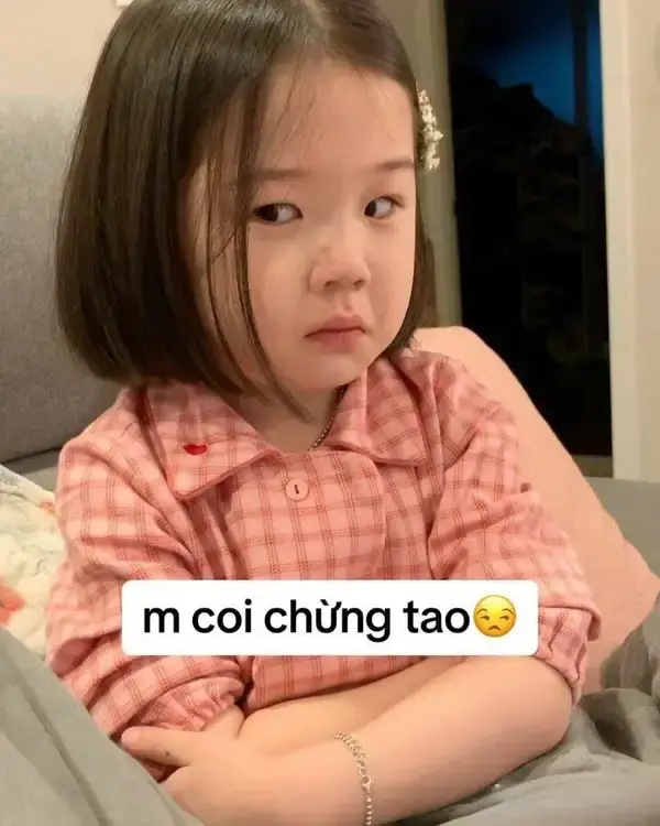 Hình troll em bé liếc ánh nhìn ngộ nghĩnh