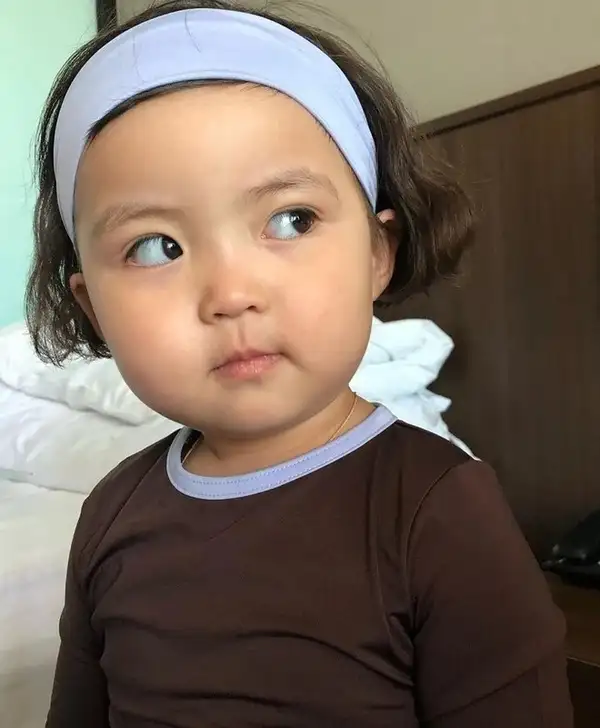 Ảnh troll em bé lườm nét mặt ngây ngô