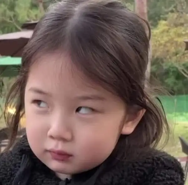 Meme em bé liếc với biểu cảm “khó ở”