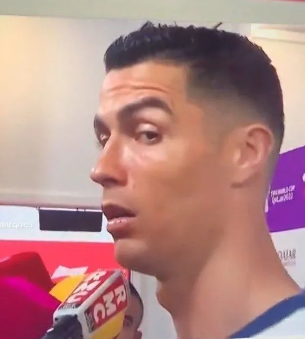Ronaldo liếc