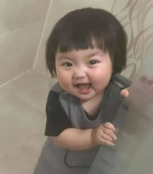 Hình chế em bé cười nhìn hạnh phúc
