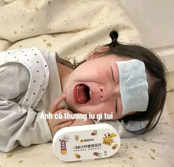 Bé gái khóc vật vã trên giường vì tình yêu