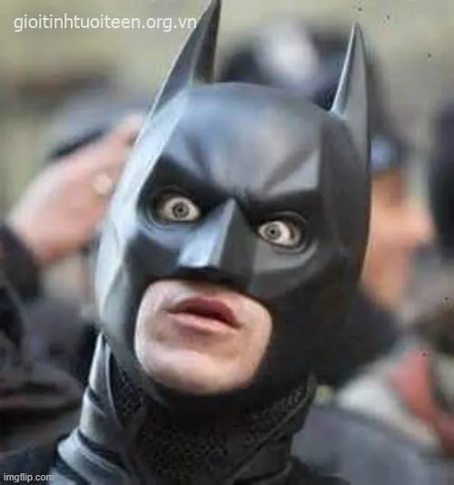 Meme Batman há mồm sợ hãi, dáng ngồi co rúm cực nhây