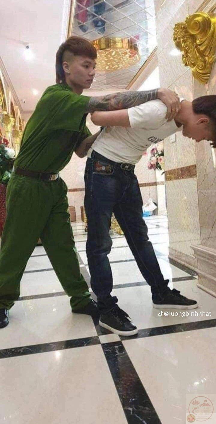 200+ Khá Bảnh meme cầm giấy, khoác vai bá đạo viral MXH