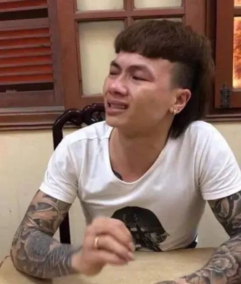 Ảnh chế dân chơi với áo sơ mi trắng đặc trưng