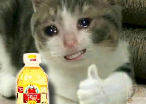 Meme dầu ăn – Ảnh chế cầm chai đổ dầu siêu hài bựa