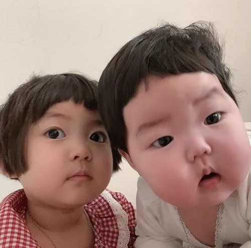 Ảnh vui bé ngơ ngác chuẩn thần thái Hàn