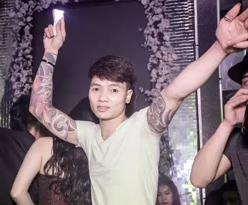 Ảnh troll biểu cảm ngông nghênh của Khá Bảnh khi livestream