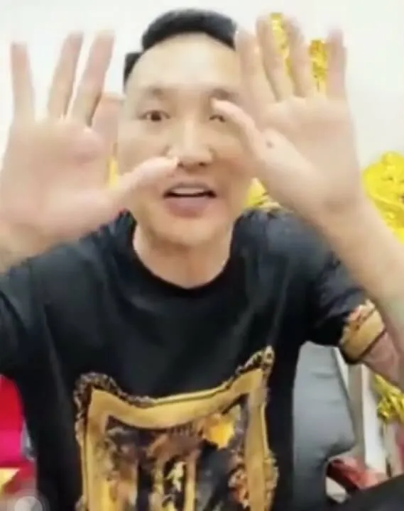 Thầy Huấn giơ 2 bàn tay lên cho dân mạng xem