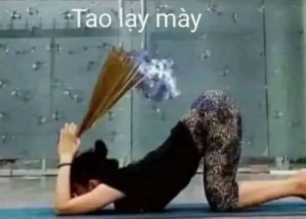 Meme quỳ lạy chu mông cầm bó nhang Meme quỳ lạy chu mông cầm bó nhang