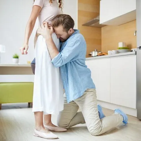 Quỳ lạy van xin người yêu tha thứ Quỳ lạy van xin người yêu tha thứ
