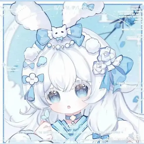 Bé chibi tóc trắng ngồi giữa khung xanh nhạt với mũ bèo và nơ lớn, đôi mắt tròn như búp bê khiến hình minh họa nữ chibi xanh nước biển nhìn non nớt và rất yêu
