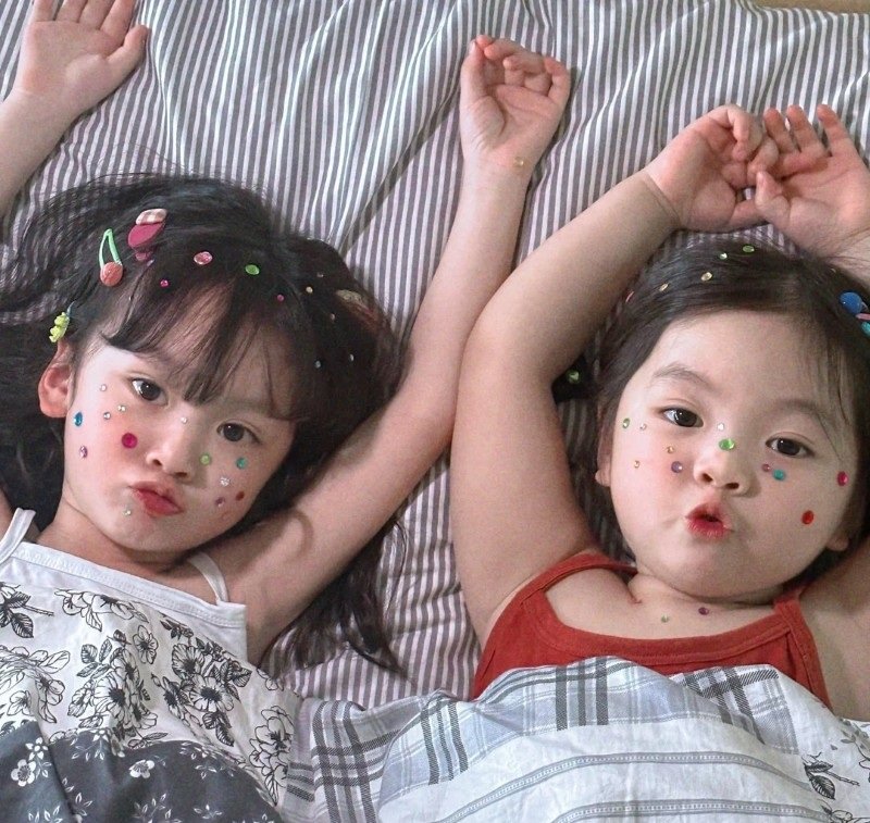 Hình avatar đôi bạn thân nữ vô tri tone màu trắng xám đơn giản