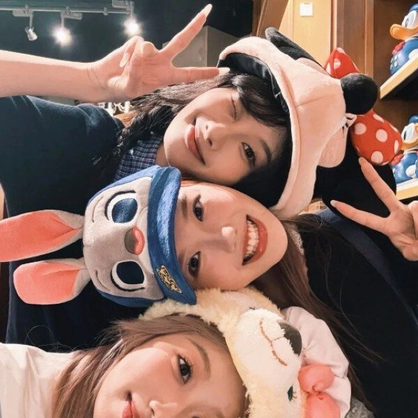 Hình ảnh avatar nhóm 3 người cute dùng cho ảnh nhóm Facebook
